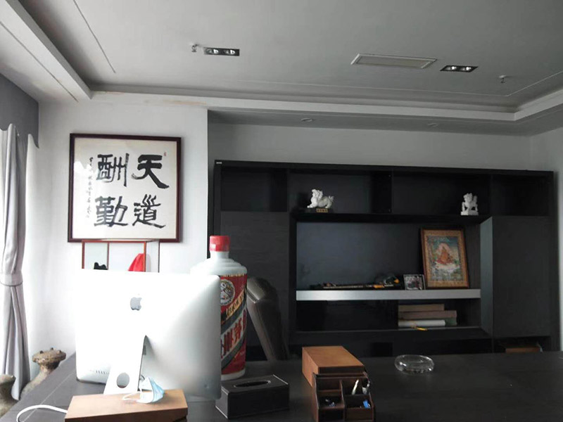 辦公室掛畫安裝：辦公室裝飾畫可以說是非常普遍的，不管是公司老板還是部門經(jīng)理，辦公室都還不會缺少一幅字畫，辦公室掛畫不僅是一種裝飾，更多情況下是為了改善風(fēng)水，尤其是生意人，更加注重辦公室的風(fēng)水，弱想使得辦公室風(fēng)水旺，掛畫是遠(yuǎn)遠(yuǎn)不夠的，重點(diǎn)要看怎么掛。 辦公室內(nèi)掛一好的字畫作品，一幅好的風(fēng)水掛畫所起的作品至關(guān)重要。好的字畫合適的擺放位置，合適的布局能為主人招財(cái)納福，能為主人增加運(yùn)勢，會加持好的磁場。
