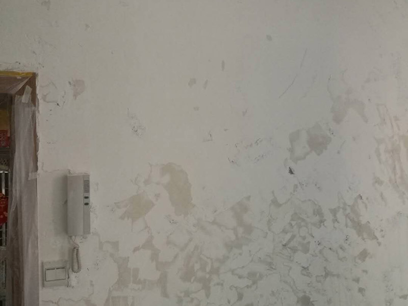 墻面鏟除翻新：舊墻的基本處理包括清理舊墻面原有的乳膠漆和膩?zhàn)訉拥溺P除、木裝修、其他表面裝飾物（如壁紙）的拆除，如果只是裝修了一兩年的墻面，墻面的膩?zhàn)涌梢圆挥苗P除，用鋼刷和砂紙打磨墻面后就可以重新涂刷乳膠漆，如果裝修時(shí)間較長的就需要將膩?zhàn)訉隅P除后再進(jìn)行后續(xù)工序。切記舊墻面一定要進(jìn)行處理，不能直接涂刷，粉化嚴(yán)重的墻面要鏟除后，抹上一層白水泥，再進(jìn)行涂刷。 墻面涂刷底漆的作用是抗堿防潮、封固基材、保護(hù)面漆，提高面漆的質(zhì)感和遮蓋力。如果沒有刷底漆就直接上面漆的話，時(shí)間一長墻面就容易起泡、發(fā)霉，經(jīng)陽光長時(shí)間照射也