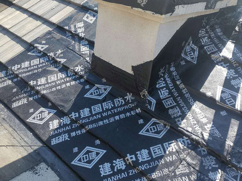煙道漏水維修： 將煙道的兩個(gè)口（正常是四個(gè)方向開(kāi)口）堵死后用防水涂料均勻涂刷好，如果還漏水的話，就從室內(nèi)使用高壓注漿機(jī)將專用水性防水涂料（此涂料與水膨脹、立馬見(jiàn)效）注入砼內(nèi)的毛細(xì)孔將其封死，效果相當(dāng)好。 需要根治的話，那就復(fù)雜了：需要把滲水部位周圍的保溫層砸開(kāi)，將原防水層破壞后，再在原砼面層上重新做防水處理。