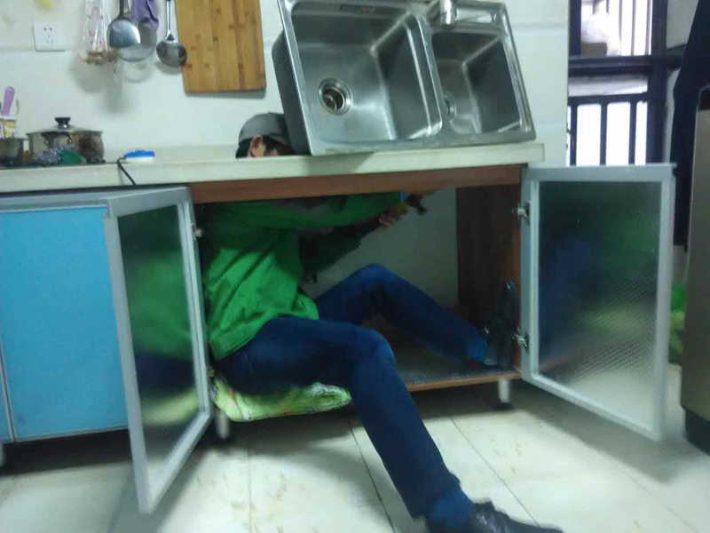 老房子廚房洗菜盆下水漏水，水閥漏水可