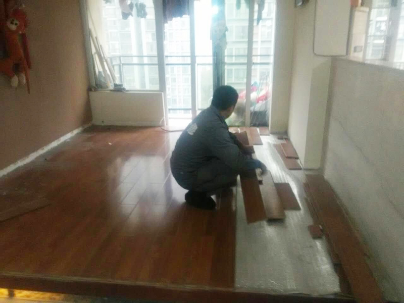 貼地板磚多少錢一平方？貼地板磚一平方