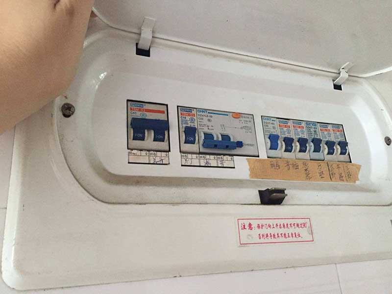 用電高峰期停電很苦惱，電表顯示跳閘怎